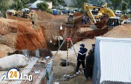 عناصر الإسعاف يدخلون النفق لمحاولة إخراج الطفل ريان