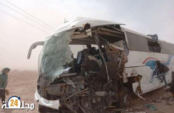 العيون….. وفاة سائق الحافلة و الشاحنة و إصابة العشرات من الركاب