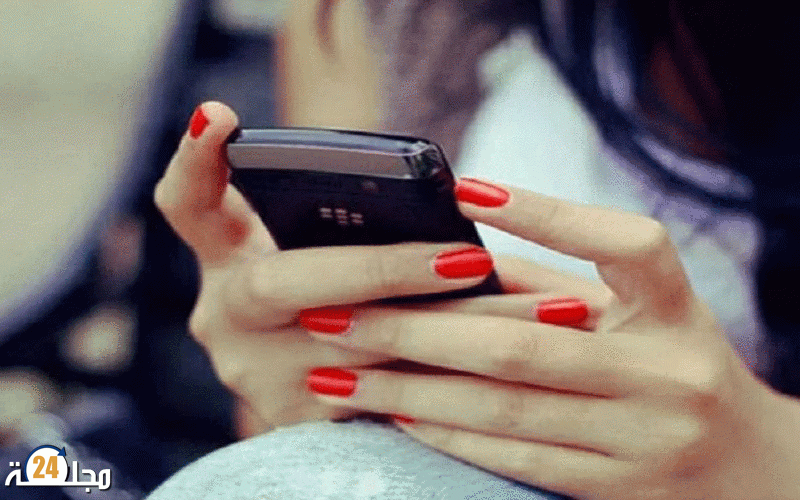 زوج يكتشف خيانة زوجته من خلال صور جنسية لها على هاتفها المحمول