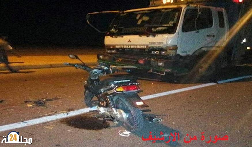 سطات …..شاحنة تفصل رجل سائق دراجة عن جسده في حادث مروع