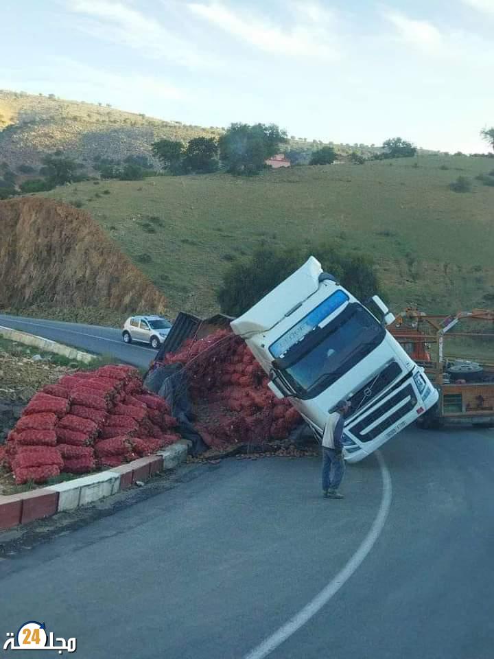 انقلاب شاحنة محملة بالبطاطس نواحي الاخصاص