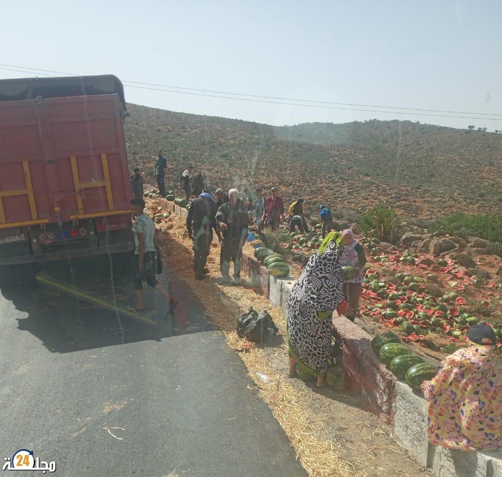 انقلاب شاحنة محملة بأطنان من البطيخ الأحمر قرب الاخصاص
