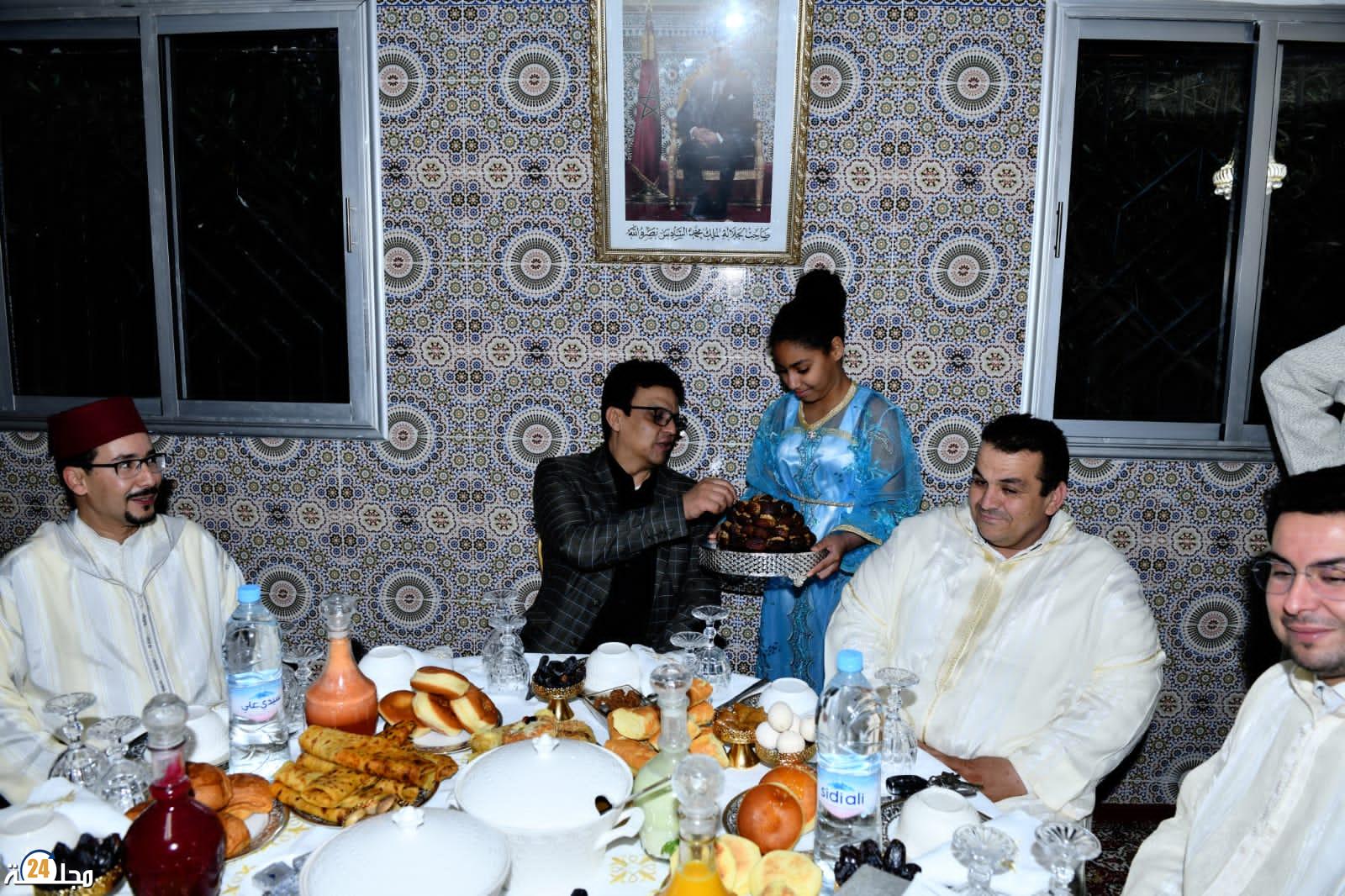 بادرة جميلة قام بها السيد عامل إقليم الرحامنة بمشاركة الإفطار مع أطفال مركز جمعية أم المؤمنين عائشة