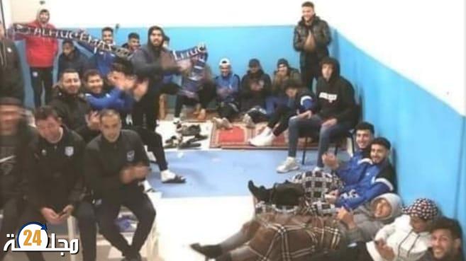 لاعبو شباب الريف الحسيمي يواصل اعتصامهم بمستودع الملابس.