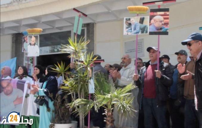 سابقة من نوعها…احتجاج ب”الكراطة” و”الشطابة” أمام المقاطعة