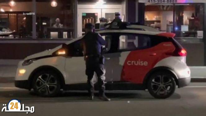 وسط ضحكات المارة..شرطي يوقف سيارة بدون سائق