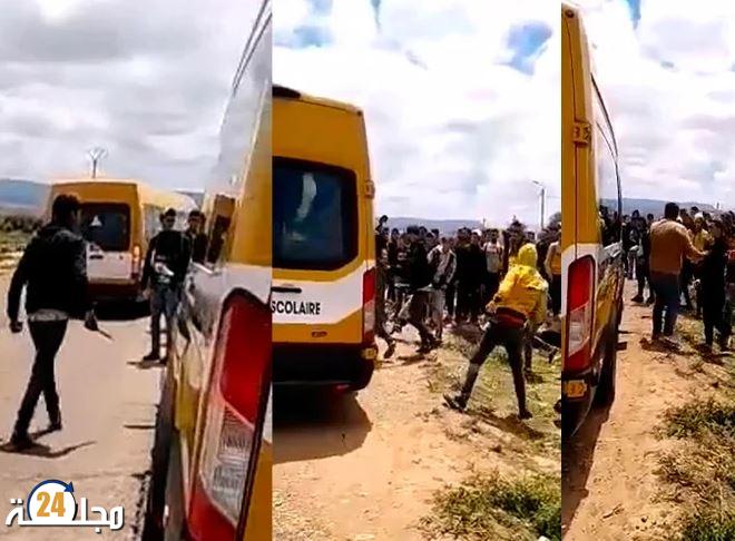 شبان يعترضون سبيل سيارة للنقل المدرسي ويرشقونها بالحجارة