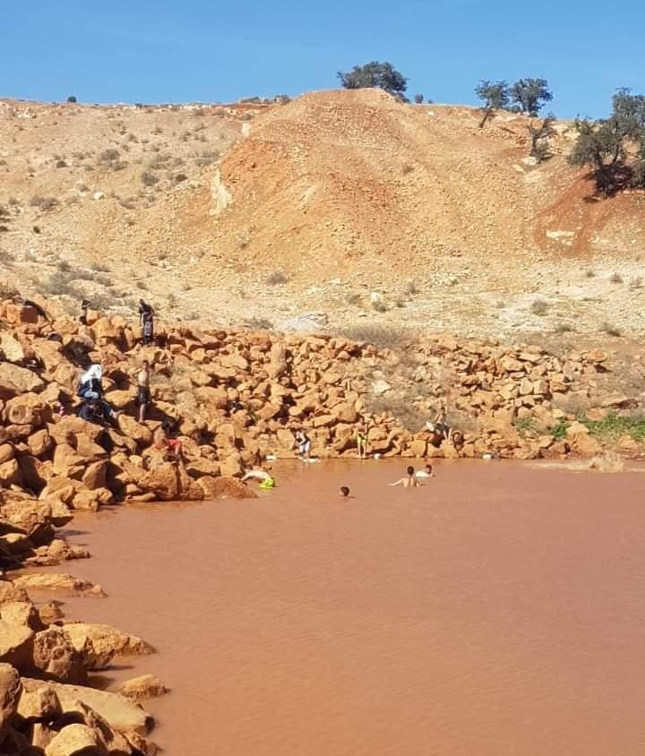 أطفال بلدية الاخصاص يخاطرون بحياتهم بالسباحة في بركة مائية