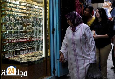 إغلاق باب محل لبيع المجوهرات على إمرأة بأزرو