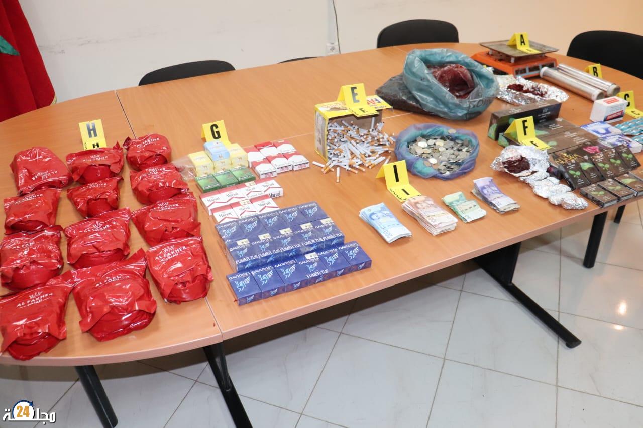 بوجدور …. حملة أمنية مشتركة في إطار مكافحة الجريمة تسفر عن ايقاف مجموعة من الأشخاص يشتبه بتورطهم في عدة قضايا اجرامية و حجز كمية من المواد الممنوعة