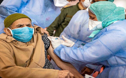 بعد تزايد إصابات كورونا إطار طبي مغربي يدعو المسنين إلى تلقي الجرعة الرابعة