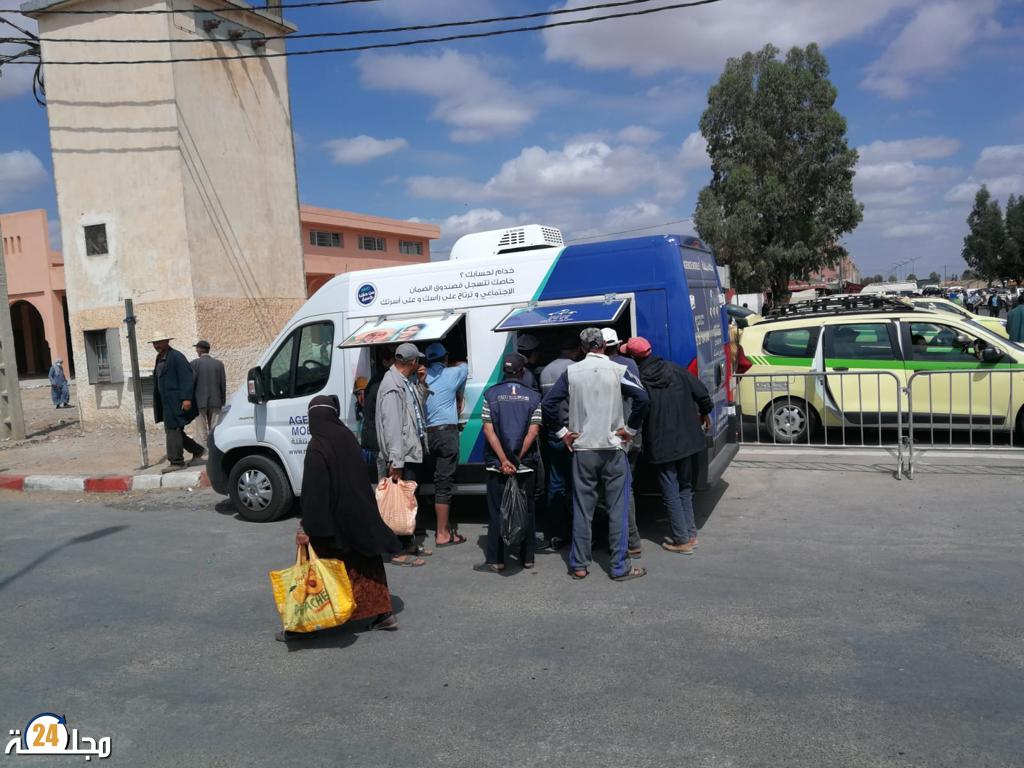 الصندوق الوطني للضمان الاجتماعي ينظم حملة تحسيسة بالسوق الاسبوعي كيسر سطات عبر الوكالة المتنقلة