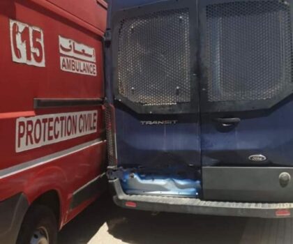 تهور سائق سيارة الإسعاف يؤدي الى حادثة سير داخل مرآب مستشفى محمد الخامس الاقليمي…بمدينة مكناس