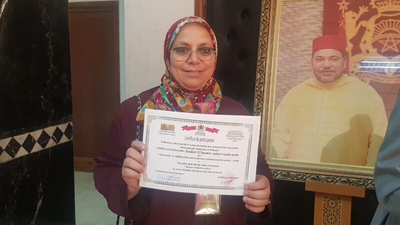 الحسنية بوخاري فنانة تشكيلية تعشق التجديد في لوحاتها