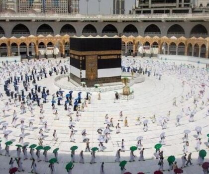 الحكومة تعاقب وكالات أسفار بشأن “مخالفات” العمرة