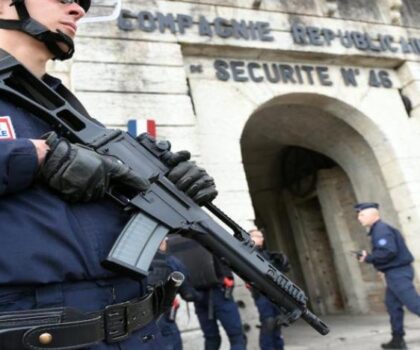 تفكيك شبكة دولية لتبييض الأموال بين فرنسا والجزائر ودبي