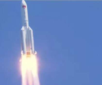 صاروخ صيني جديد يخرج عن السيطرة ويهدد الأرض!