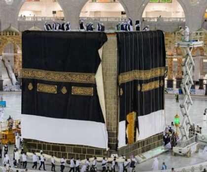 استبدال كسوة الكعبة بواحدة من الحرير والذهب