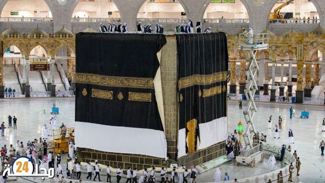 استبدال كسوة الكعبة بواحدة من الحرير والذهب