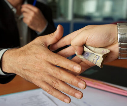 فتح بحث قضائي مع موظف أمن بتهمة الرشوة