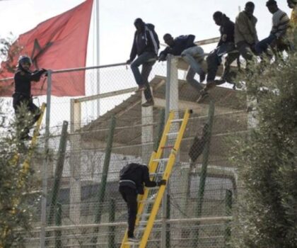 صحيفة كونغولية تبرز”الطابع المنظم” للهجوم الذي شنه مهاجرون على السياج الحديدي لمليلية