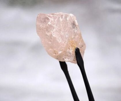 استخراج أكبر وأقدم ماسة “نادرة” في أنغولا