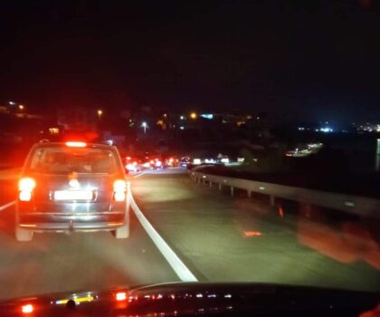 تطوان تغرق في فوضى الازدحام بالشريط الساحلي ودعوات لإيجاد مخطط تسهيل السير والجولان