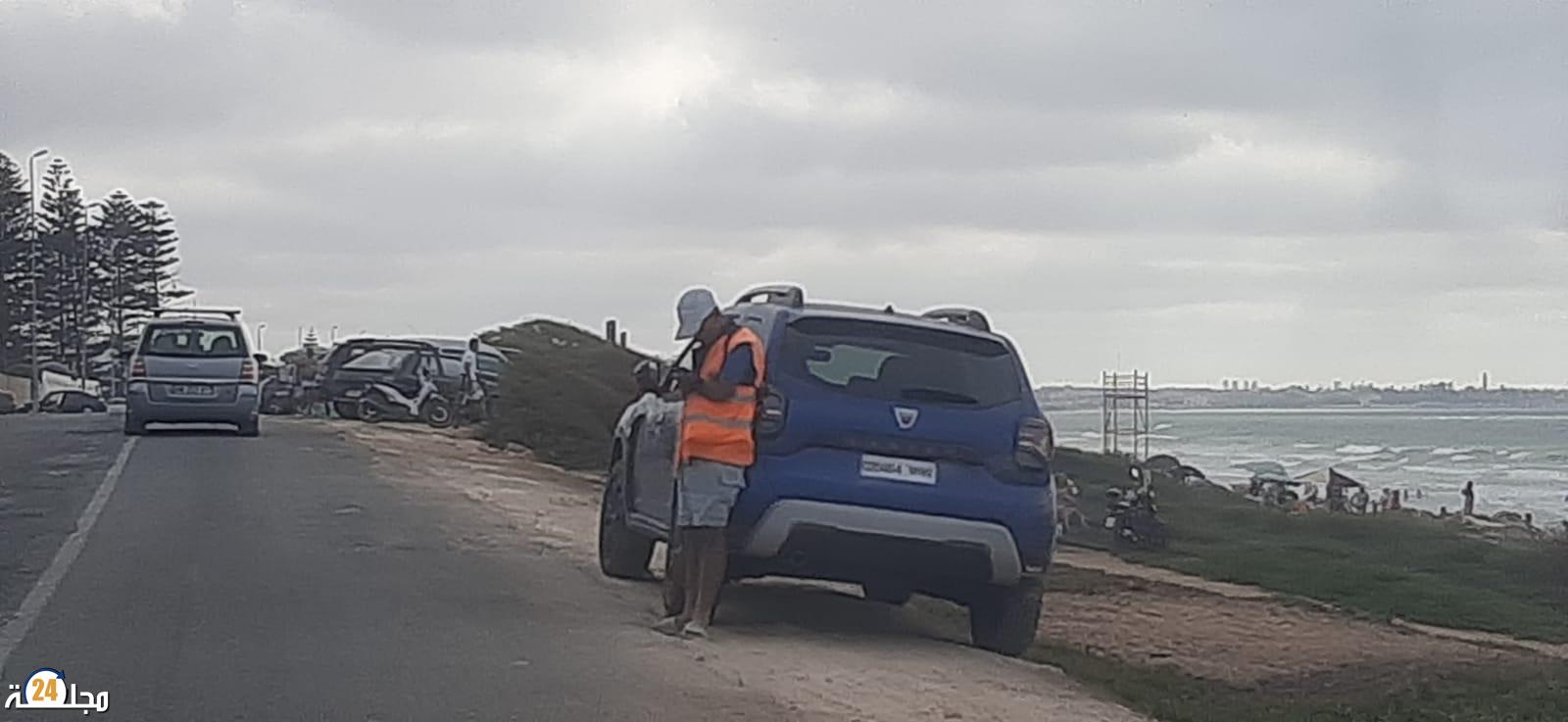 الجديدة….احتلال الشواطئ يصل إلى الحوزية و رئيسة الجماعة تصرح بمجانية مراكن السيارات