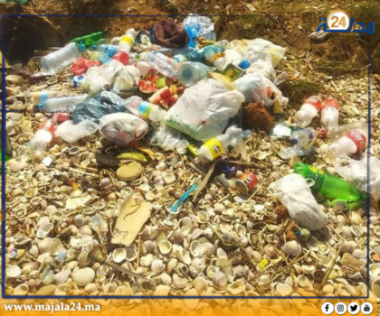 كارثة بيئية بجماعة المضيق… نفايات تغمر شاطئ “غران أوطيل” و الرئيس لا يبالي