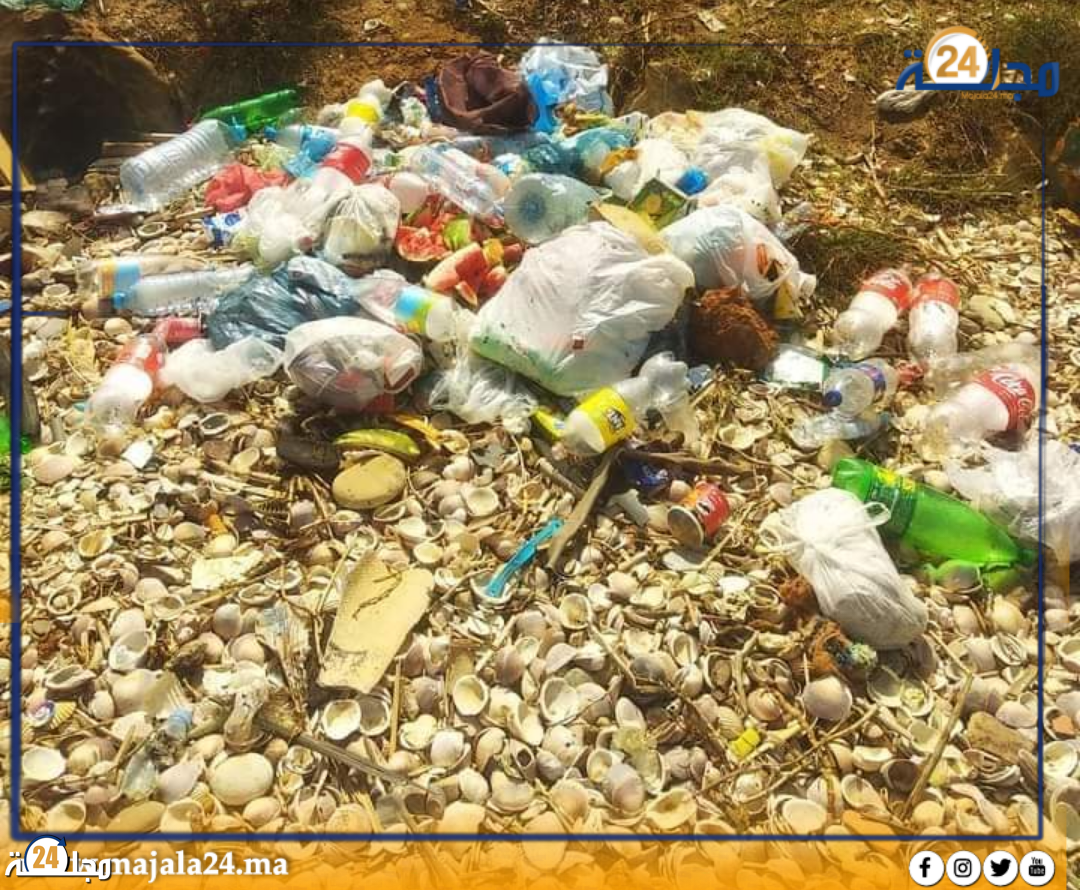 كارثة بيئية بجماعة المضيق… نفايات تغمر شاطئ “غران أوطيل” و الرئيس لا يبالي