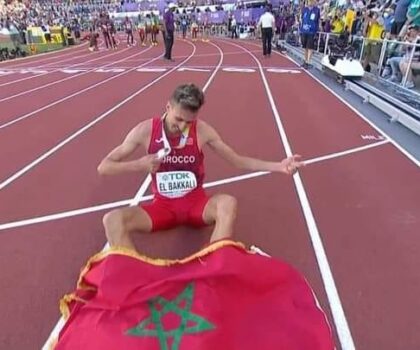 سفيان البقالي يرفع راية المغرب عاليا ويتوج بذهبية 3000 موانع ببطولة العالم