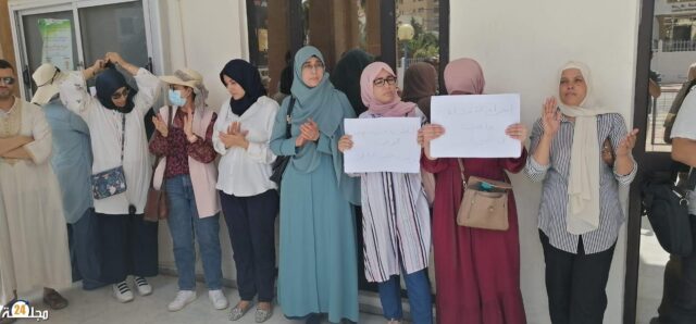 سطات أساتذة يحتجون أمام مديرية التعليم بسبب تعنيف مترشح باكالوريا لأستاذ و غياب تدخل الإدارات المعنية