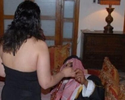 شرطة تضبط فتيات وخليجيين متلبسين بممارسة الدعارة داخل فيلا