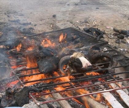 عمدة طنجة يمنع “شي” رؤوس الأضاحي بالشارع العام
