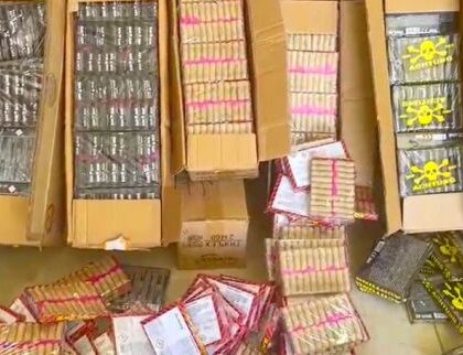 جمارك طنجة تداهم مرآبين وتحجز 159 ألف وحدة من المفرقعات