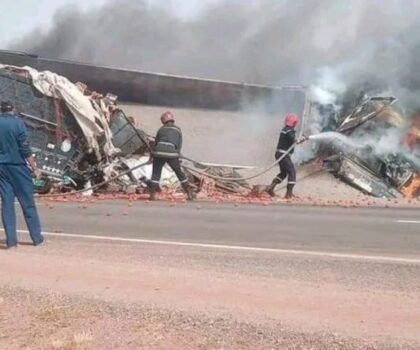 إصطدام بين شاحنتين يخلف مصرع سائقيهما