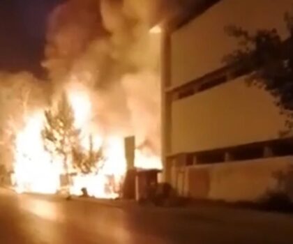 حريق بالقنيطرة .. النيران تلحق خسائر بـ 53 محلا لبيع الملابس المستعملة