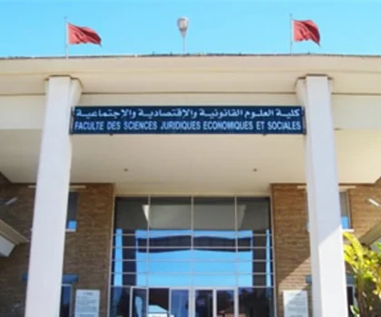 طلبة كلية الحقوق بسطات يحتجون و يقاطعون الامتحانات بسبب عشوائية البرمجة و عدم جاهزية نظام الإعلان عن النقط(صور)