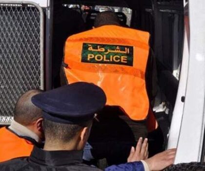 شرطي يتورط في عصابة للنصب والإحتيال على الراغبين بالهجرة بفاس