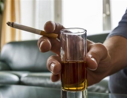 التدخين والكحول أبرز مسببات السرطان عالميا