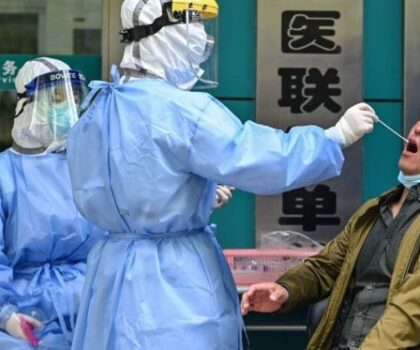 دراسة جديدة تحدد كم يظل المصاب بكورونا مُعديا لغيره