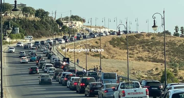 حركة المرور على الطريق الرابط بين طنجة و القصر الصغير تحت وطأة الاكتظاظ وسط مطالب بتنظيمها