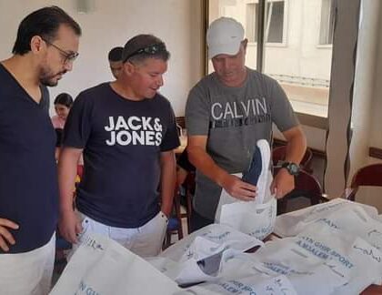 خالد المسكيني عضو جمعية قدماء لاعبي النادي القصري بالمهجر و المغرب يسلم معدات لنادي ألعاب القوى