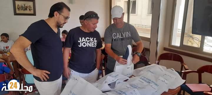 خالد المسكيني عضو جمعية قدماء لاعبي النادي القصري بالمهجر و المغرب يسلم معدات لنادي ألعاب القوى