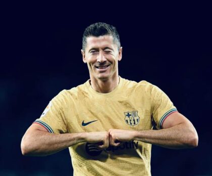 ليفاندوفسكي يوقع على أسرع هدف في مشواره الاحترافي ضمن رباعية برشلونة أمام ريال صوصيداد.