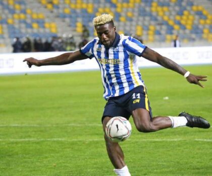 لاعب اتحاد طنجة أكسيل مايي يتدرب وحيدا بقرار من المدرب بادو الزاكي.