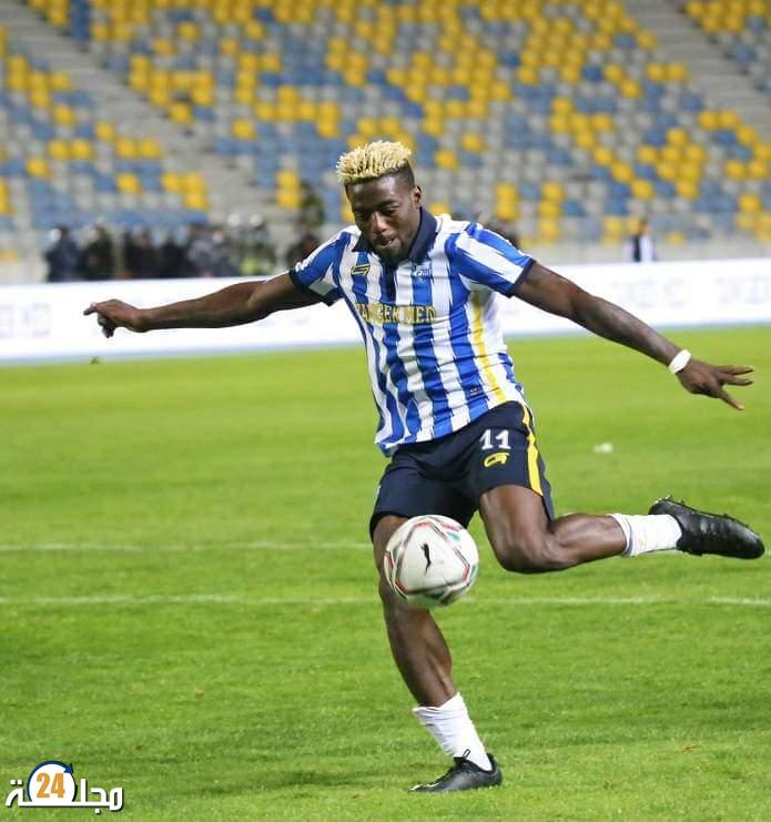 لاعب اتحاد طنجة أكسيل مايي يتدرب وحيدا بقرار من المدرب بادو الزاكي.