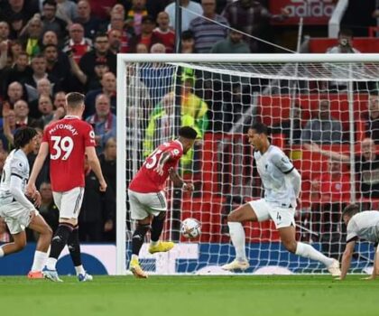 المان يونايتد ينقض على ضيفه بالأولترافورد ليفربول ليلة البحث عن الفوز الأول لكل العملاقين .