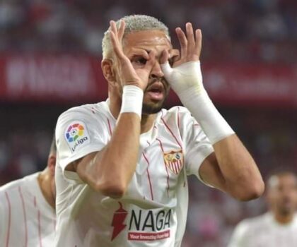 الدوليان المغربيان ياسين بونو و زميله يوسف النصيري يمران من أسوإ فتراتهما في الليغا رفقة إشبيلية .