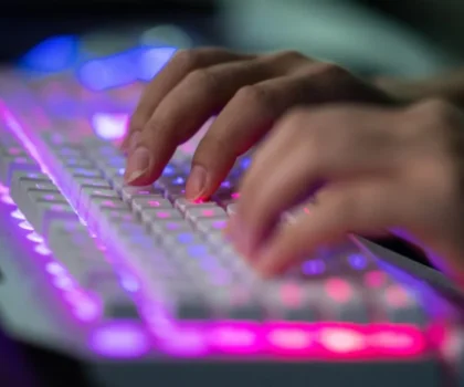 المخابرات المغربية تعتقل هاكرز فرنسي دوخ الإستخبارات الأمريكية والفرنسية
